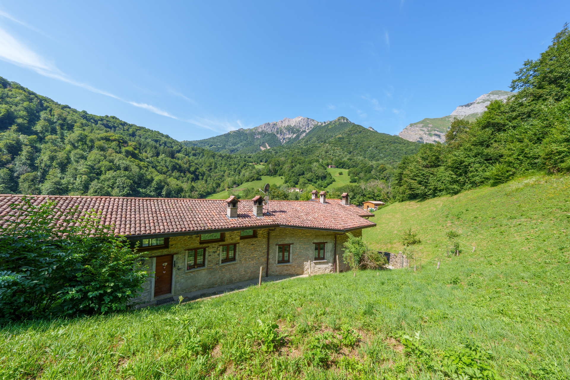 Casale di charme con 15.000 mq di terreno in vendita a Pasturo, nel cuore della Valsassina (1)