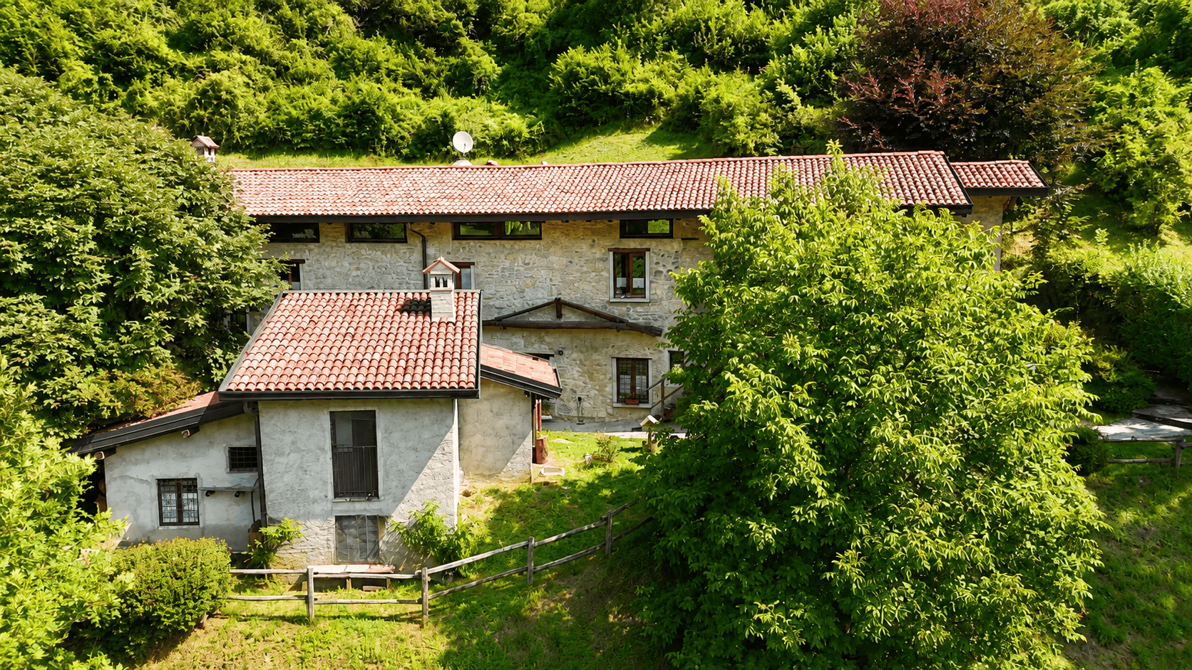 Casale di charme con 15.000 mq di terreno in vendita a Pasturo, nel cuore della Valsassina (10)