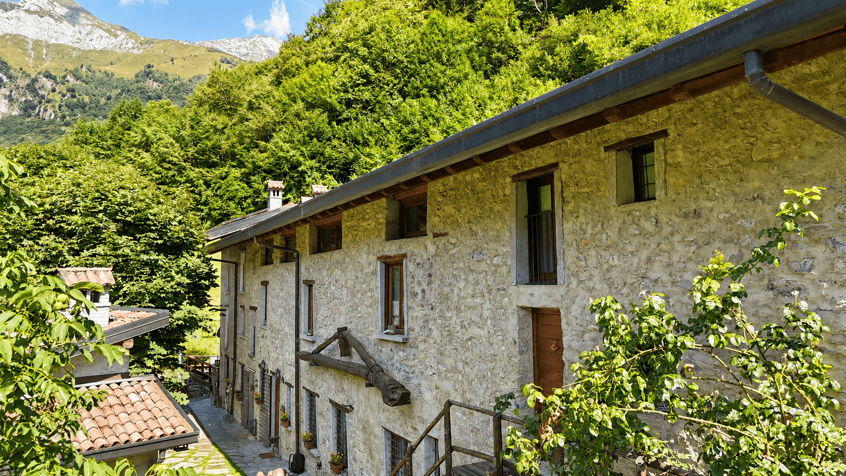 Casale di charme con 15.000 mq di terreno in vendita a Pasturo, nel cuore della Valsassina (11)