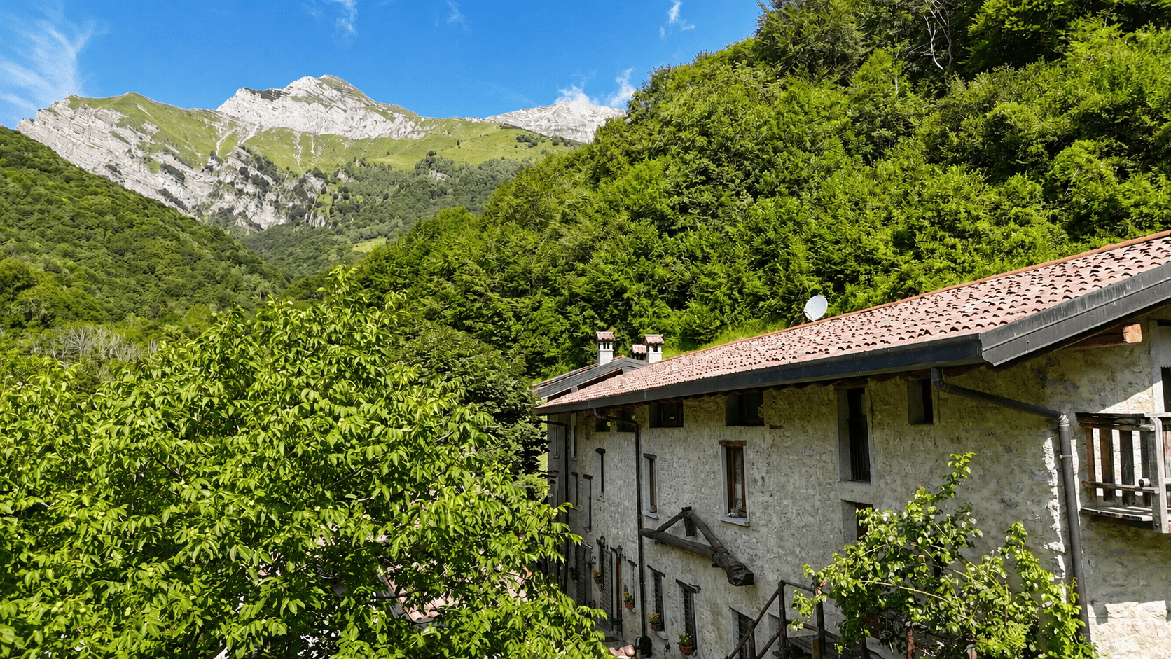 Casale di charme con 15.000 mq di terreno in vendita a Pasturo, nel cuore della Valsassina (12)
