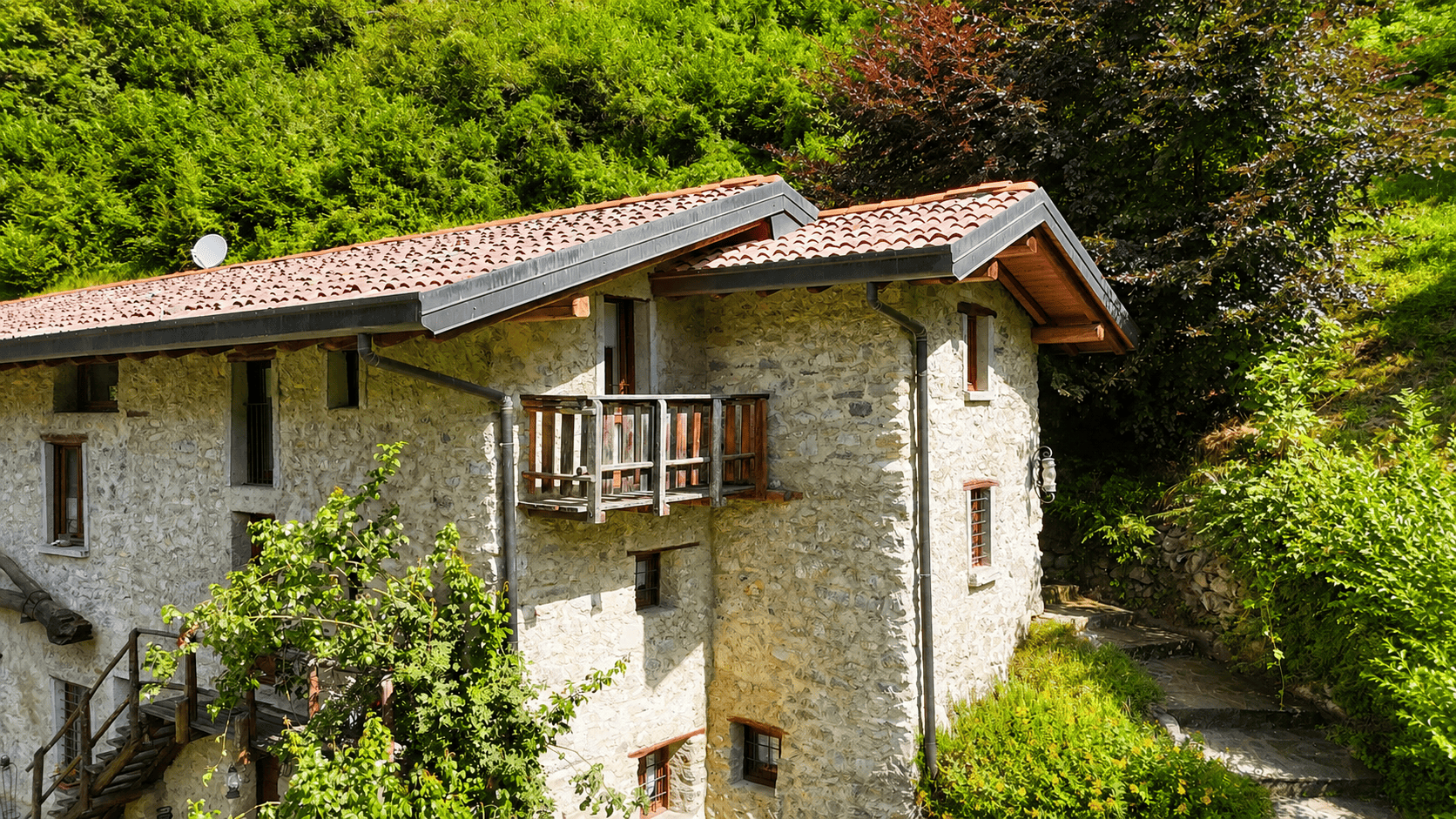 Casale di charme con 15.000 mq di terreno in vendita a Pasturo, nel cuore della Valsassina (13)