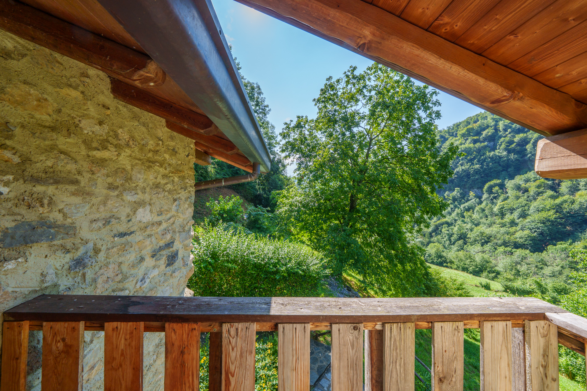 Casale di charme con 15.000 mq di terreno in vendita a Pasturo, nel cuore della Valsassina (14)