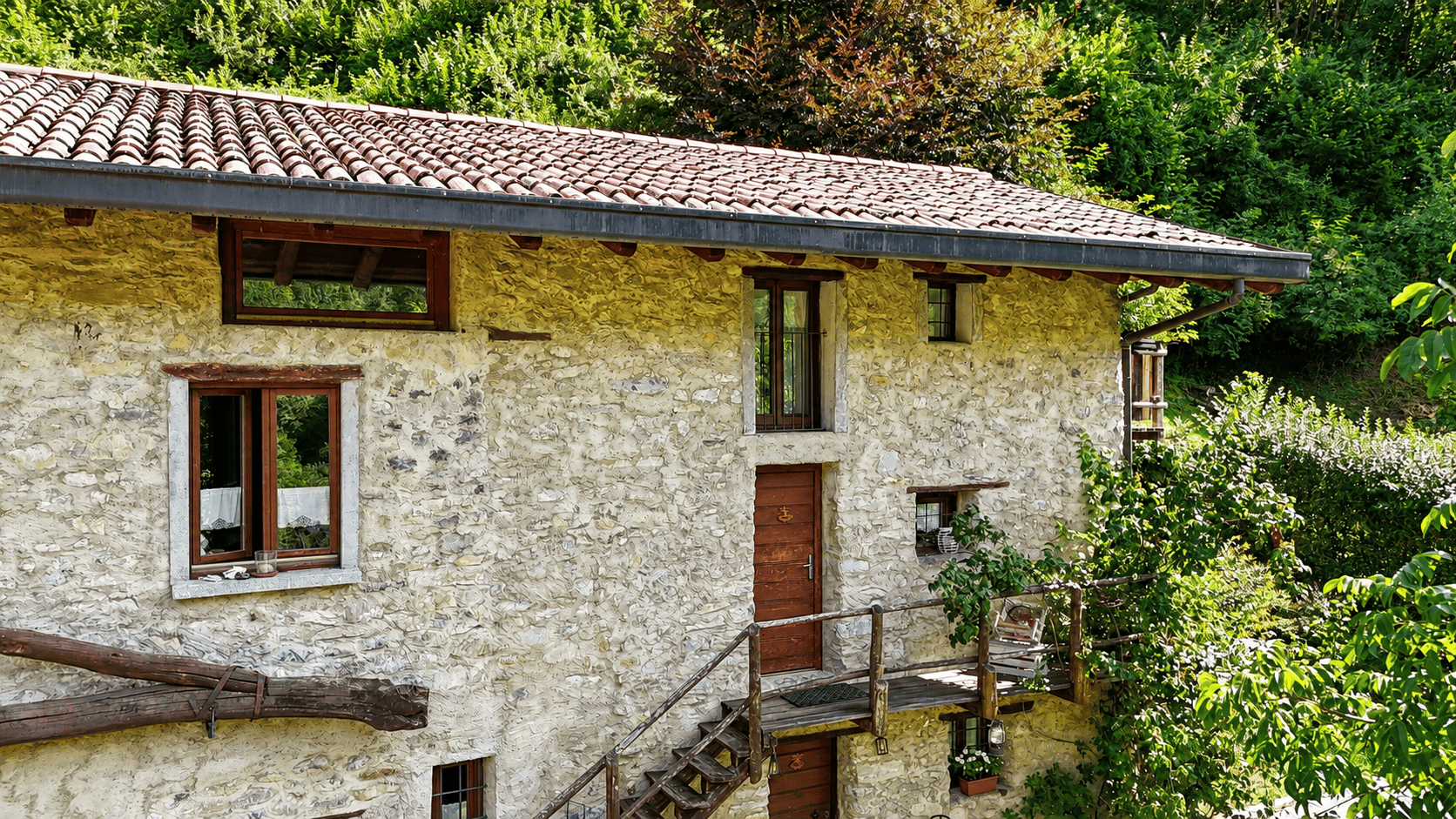 Casale di charme con 15.000 mq di terreno in vendita a Pasturo, nel cuore della Valsassina (14)