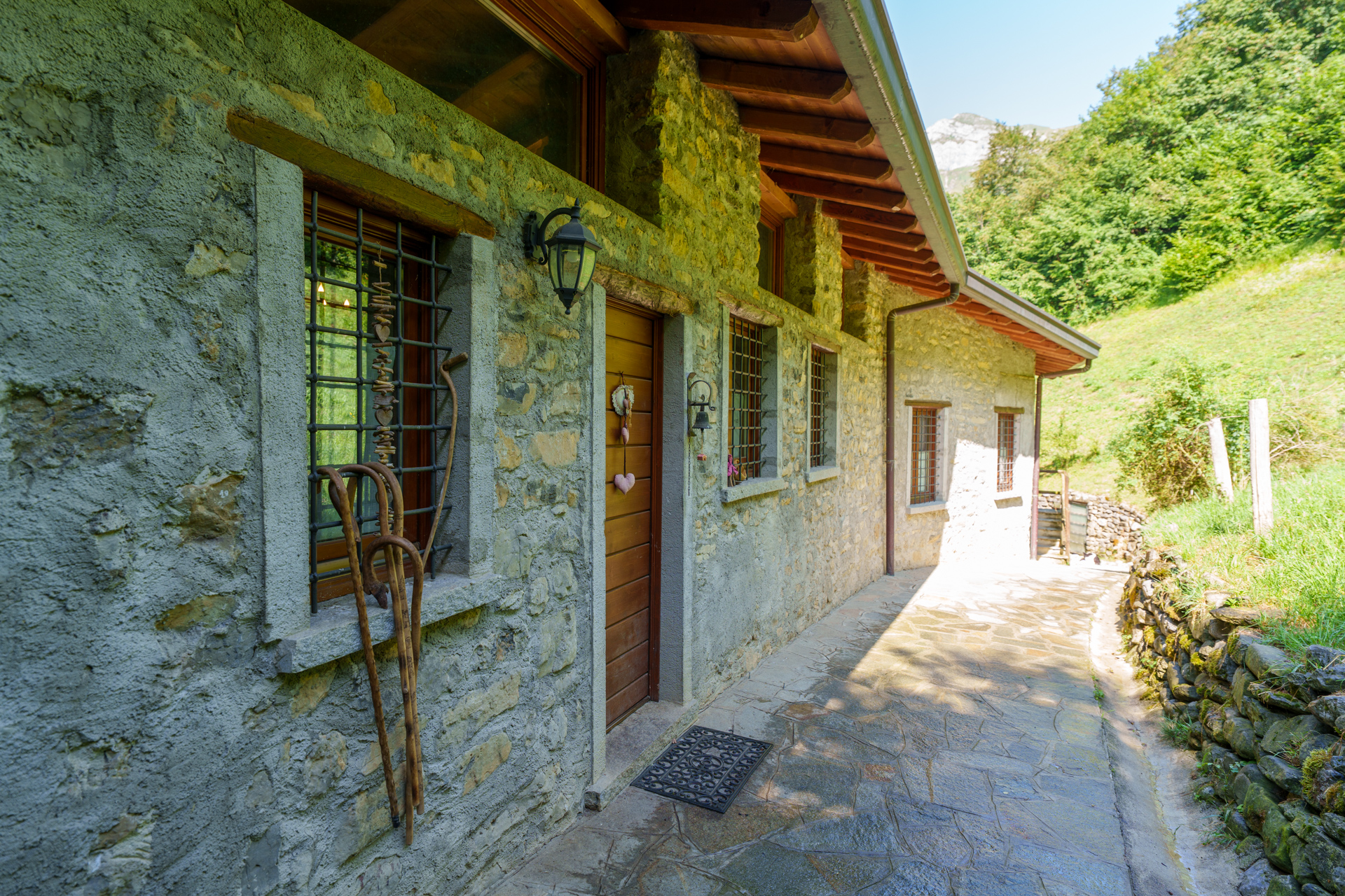 Casale di charme con 15.000 mq di terreno in vendita a Pasturo, nel cuore della Valsassina (20)