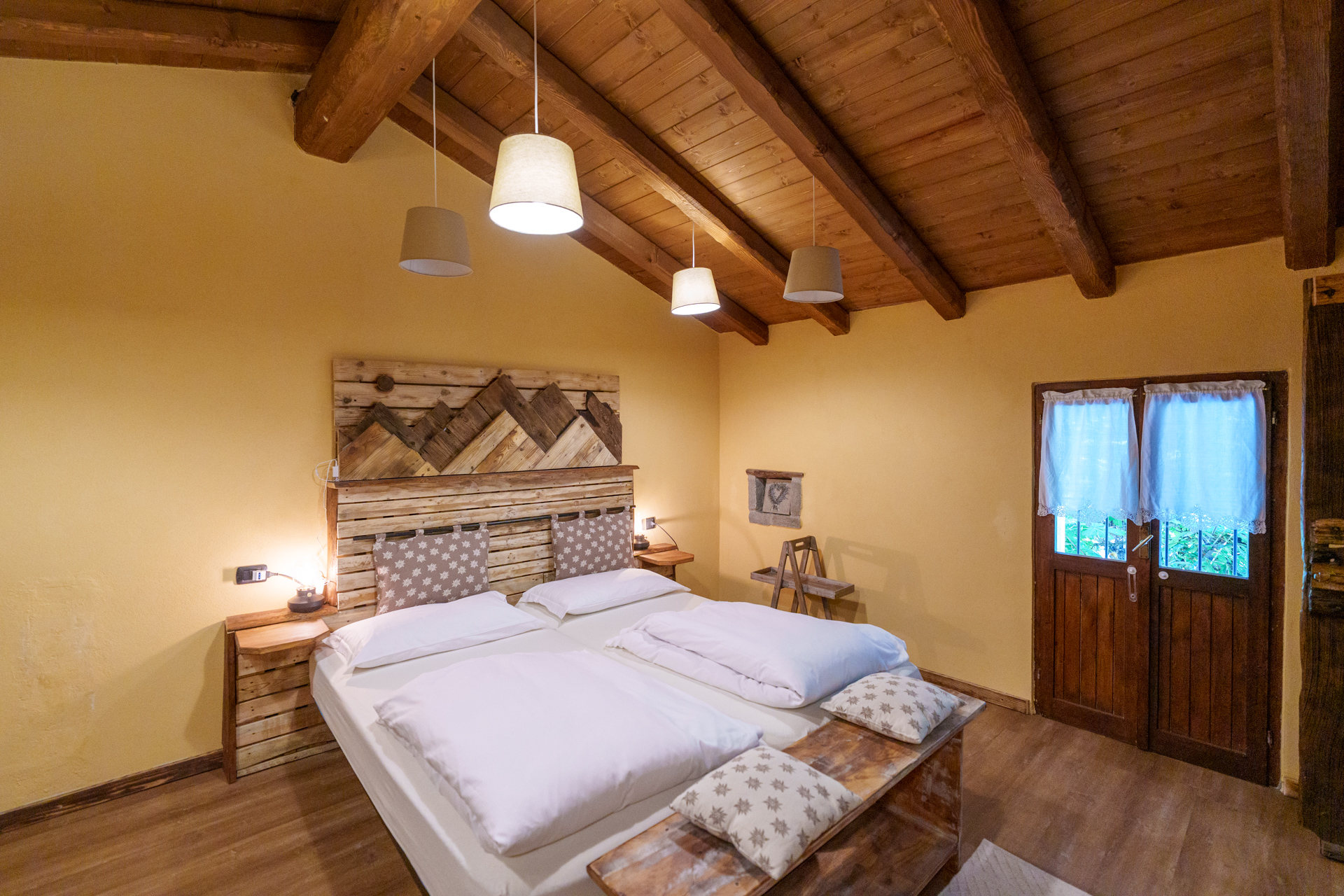 Casale di charme con 15.000 mq di terreno in vendita a Pasturo, nel cuore della Valsassina (22)