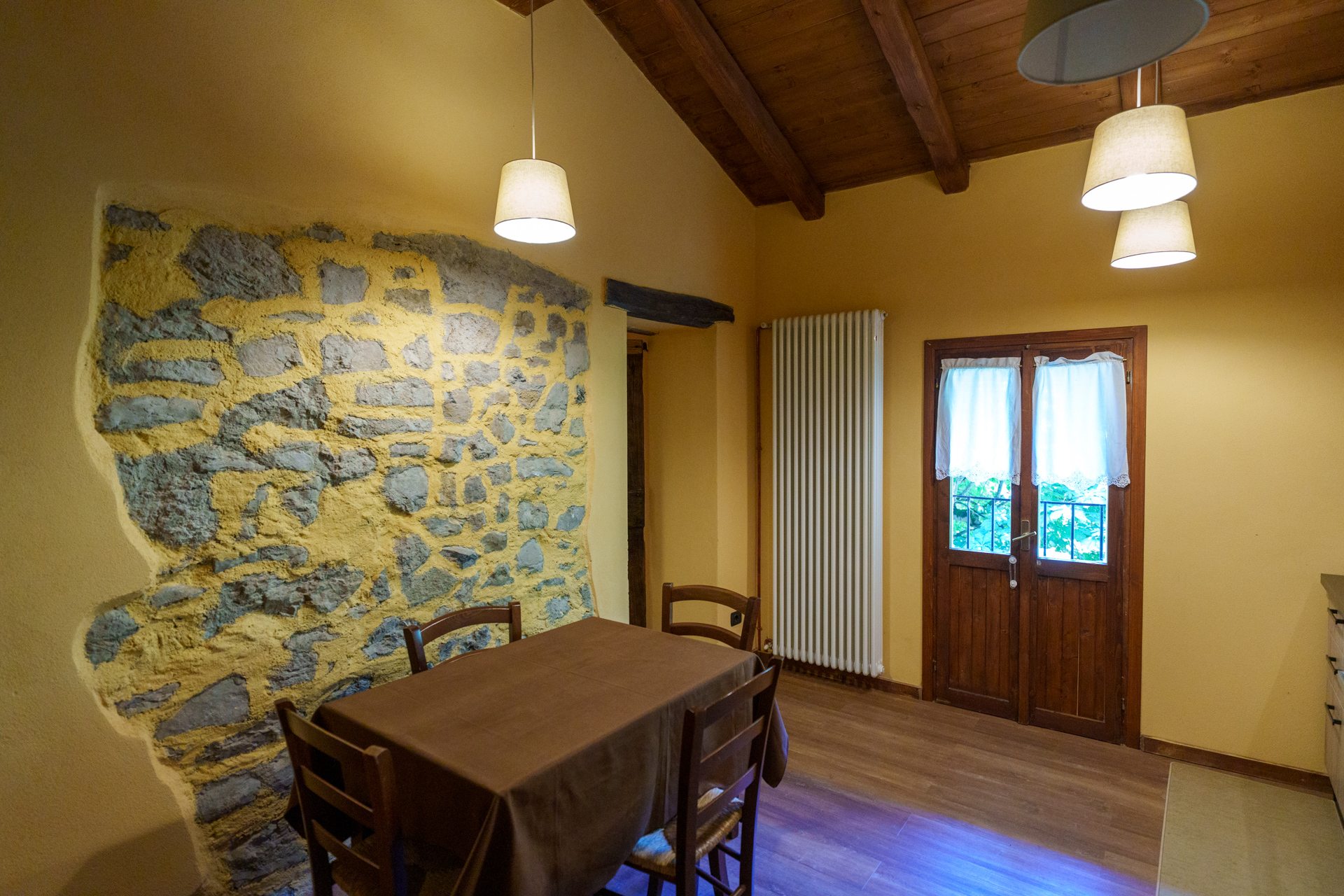 Casale di charme con 15.000 mq di terreno in vendita a Pasturo, nel cuore della Valsassina (24)
