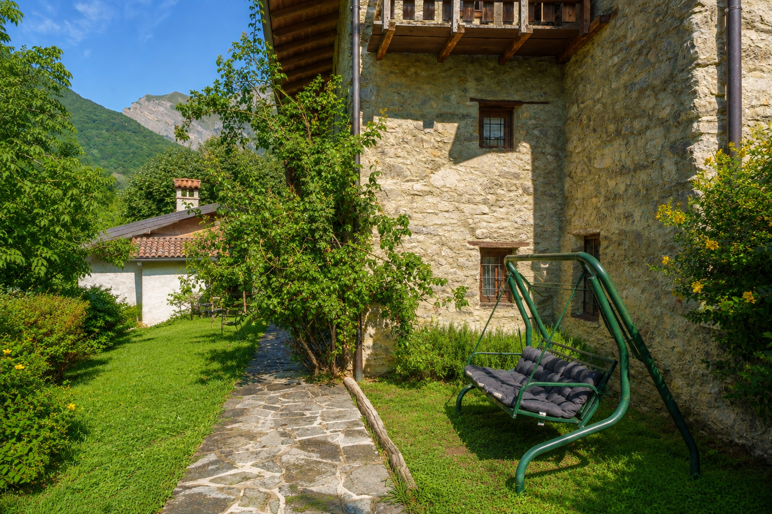 Casale di charme con 15.000 mq di terreno in vendita a Pasturo, nel cuore della Valsassina (3)
