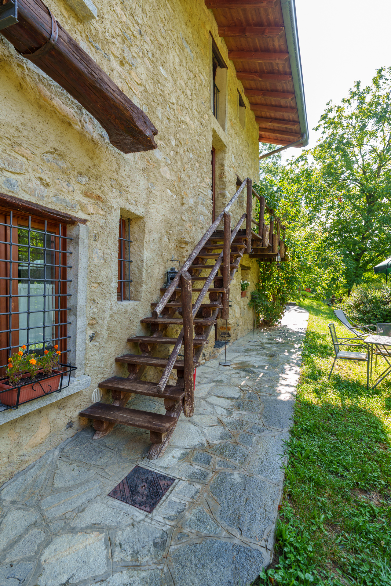 Casale di charme con 15.000 mq di terreno in vendita a Pasturo, nel cuore della Valsassina (9)