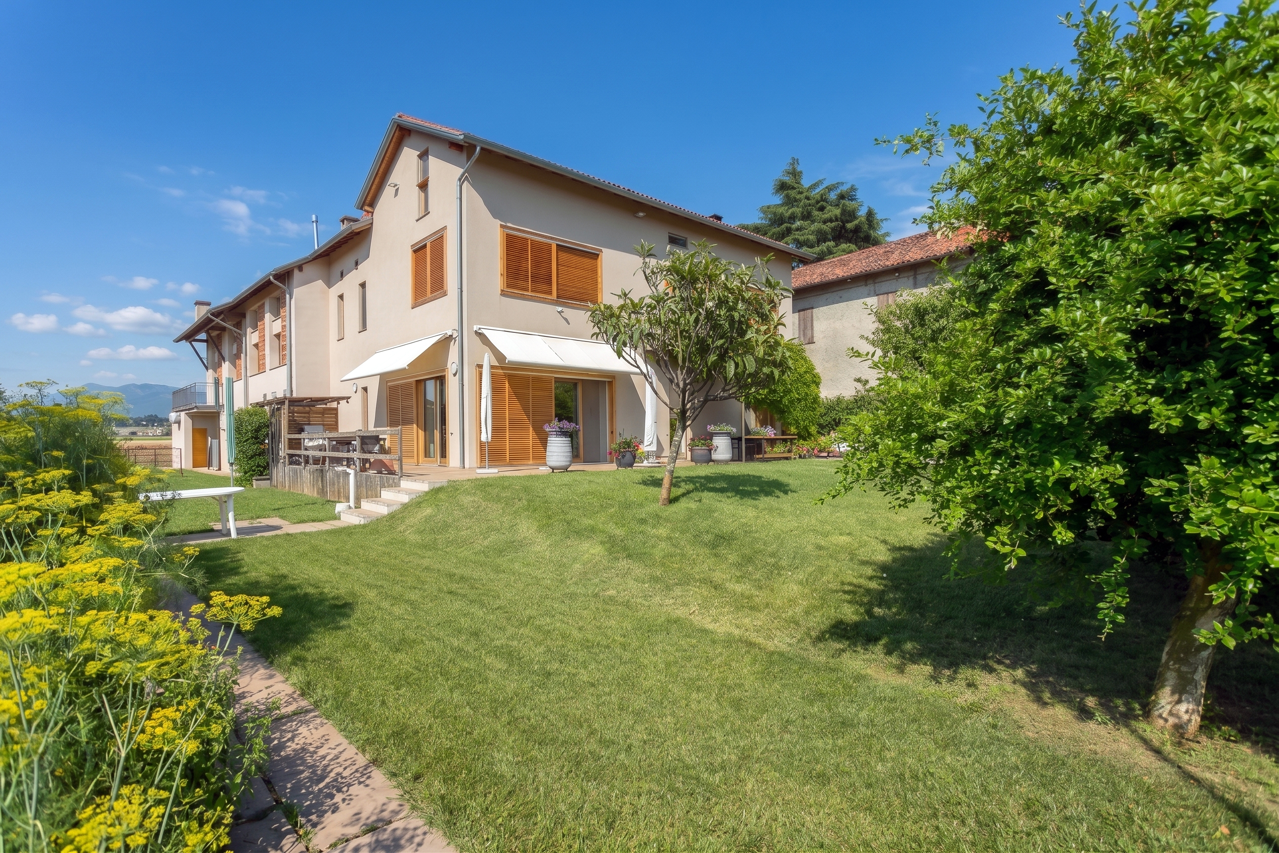 Villa con due abitazioni indipendenti e vista panoramica a Robbiate (11)