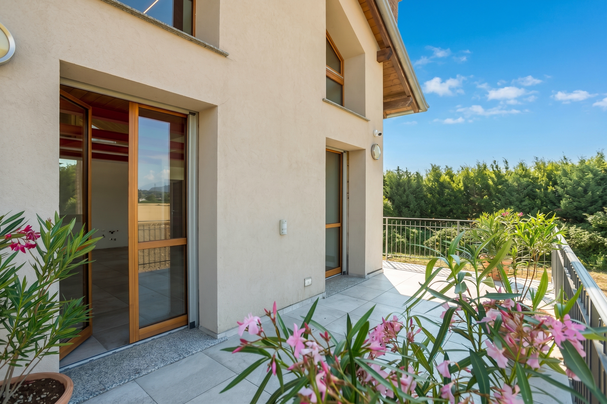 Villa con due abitazioni indipendenti e vista panoramica a Robbiate (31)