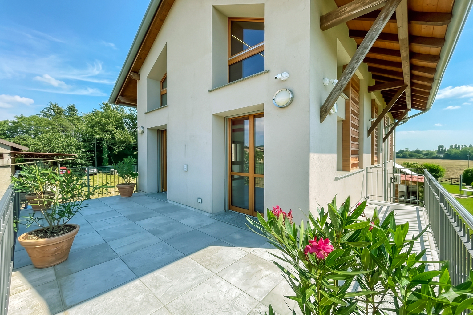Villa con due abitazioni indipendenti e vista panoramica a Robbiate (32)
