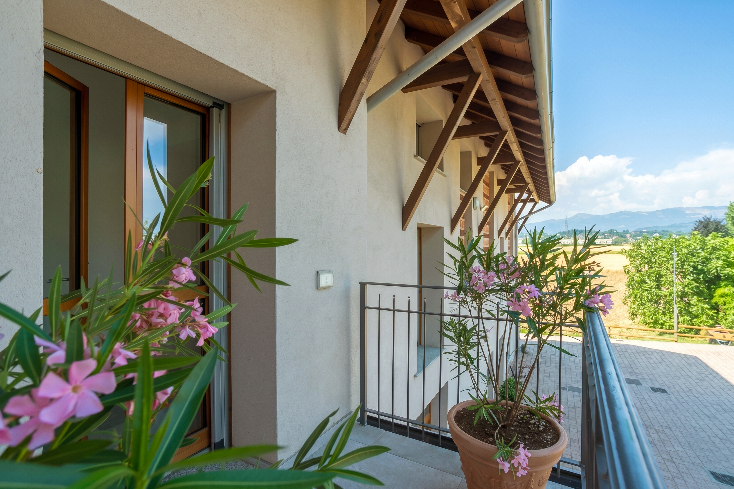 Villa con due abitazioni indipendenti e vista panoramica a Robbiate (37)