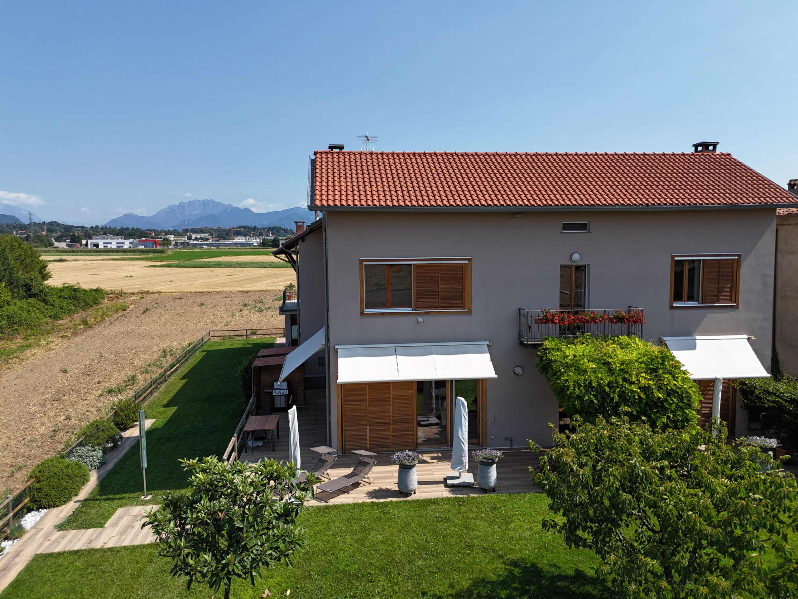 Villa con due abitazioni indipendenti e vista panoramica a Robbiate (43)
