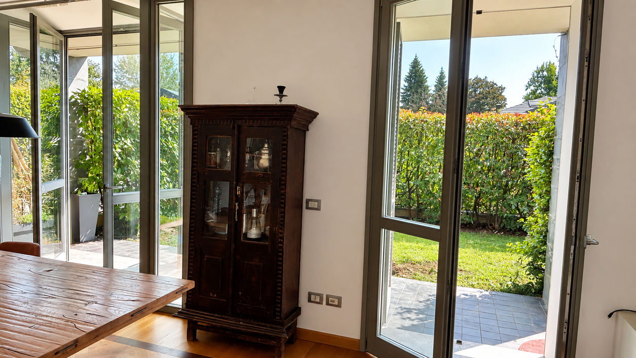 Concorezzo una casa da vivere tra giardino, portico e piscina (1)