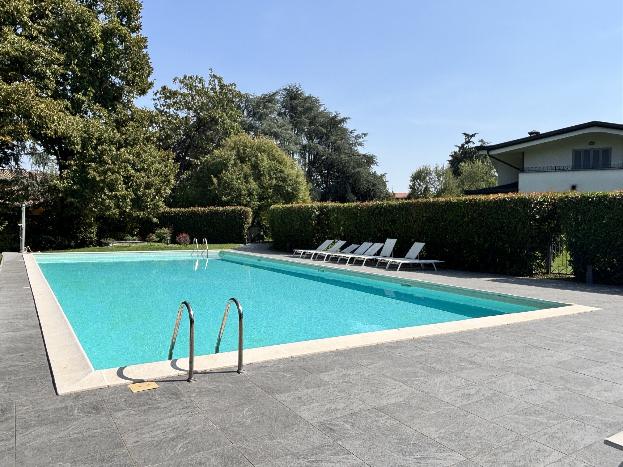 Concorezzo una casa da vivere tra giardino, portico e piscina (10)