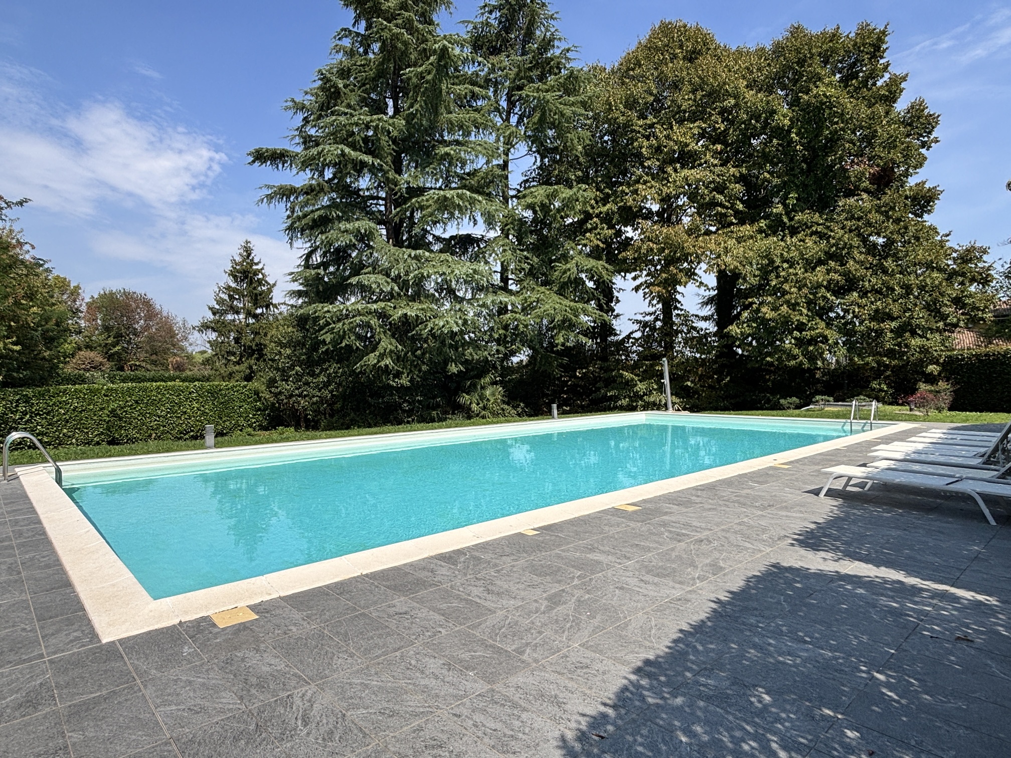 Concorezzo una casa da vivere tra giardino, portico e piscina (12)