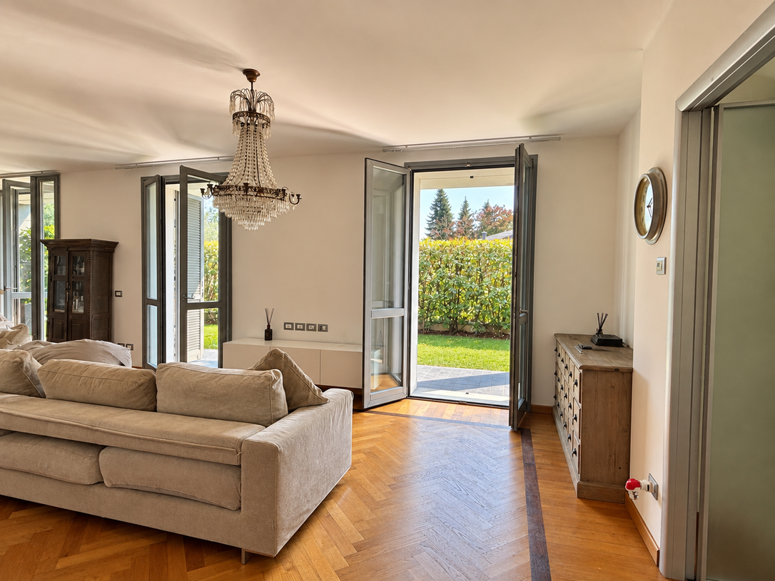 Concorezzo una casa da vivere tra giardino, portico e piscina (18)