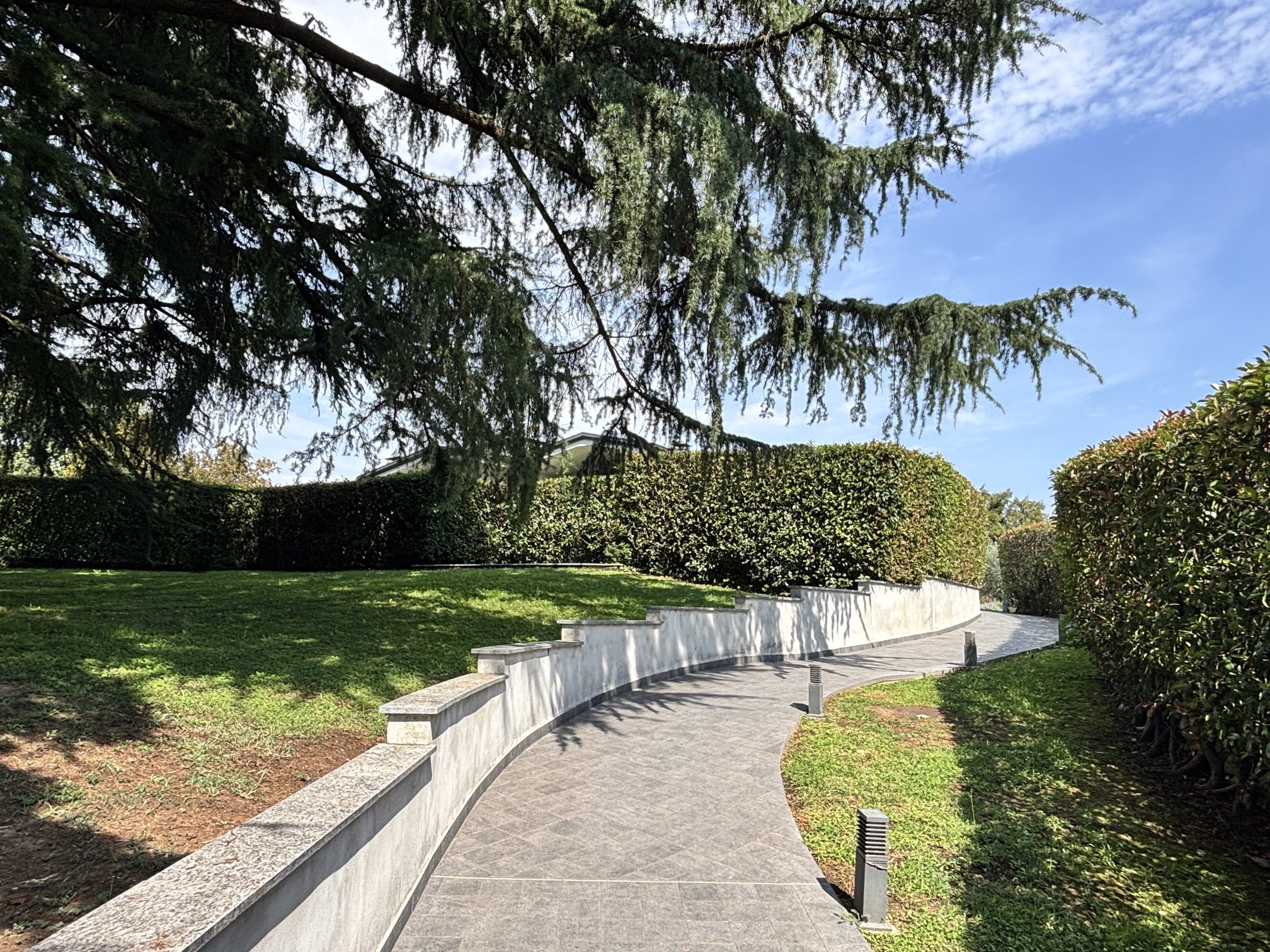 Concorezzo una casa da vivere tra giardino, portico e piscina (2)
