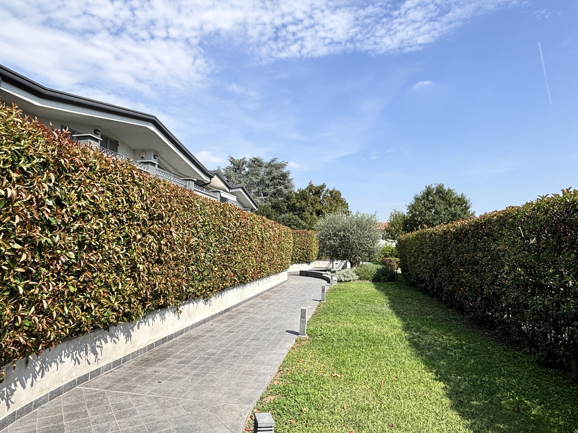 Concorezzo una casa da vivere tra giardino, portico e piscina (3)