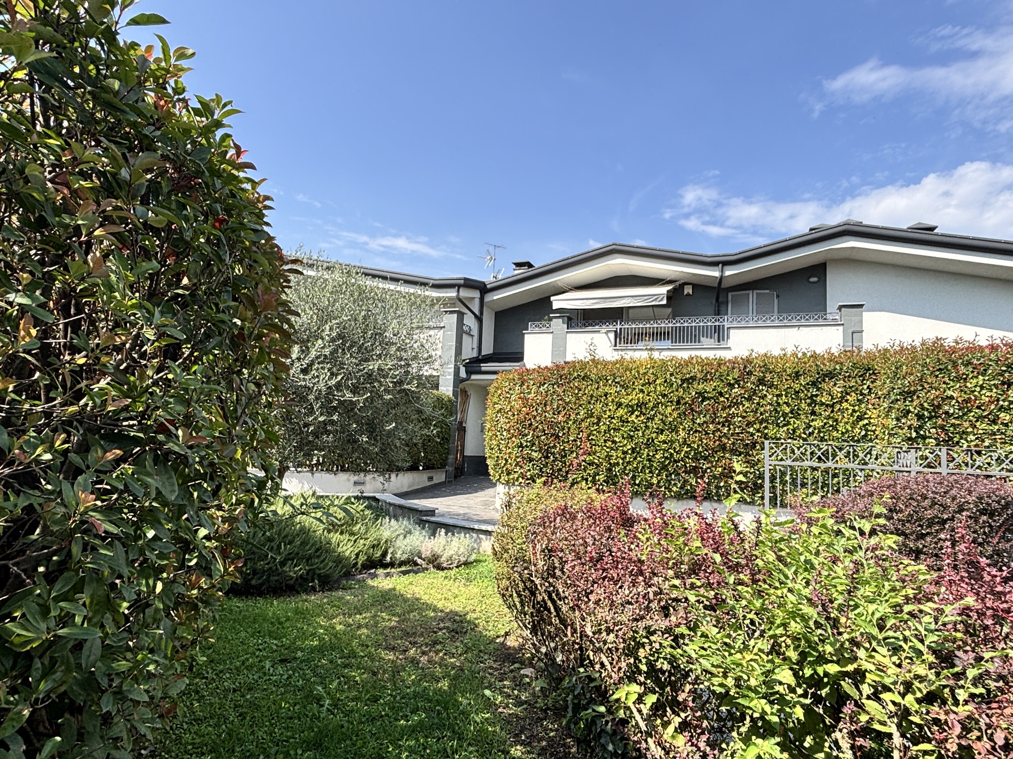 Concorezzo una casa da vivere tra giardino, portico e piscina (4)