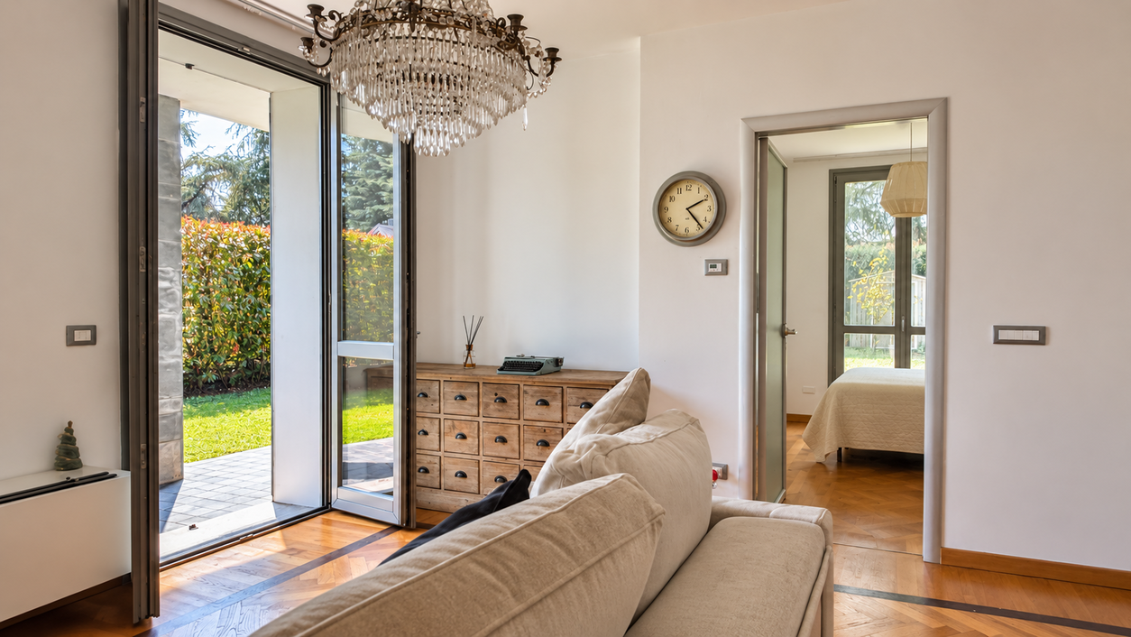 Concorezzo una casa da vivere tra giardino, portico e piscina (5)