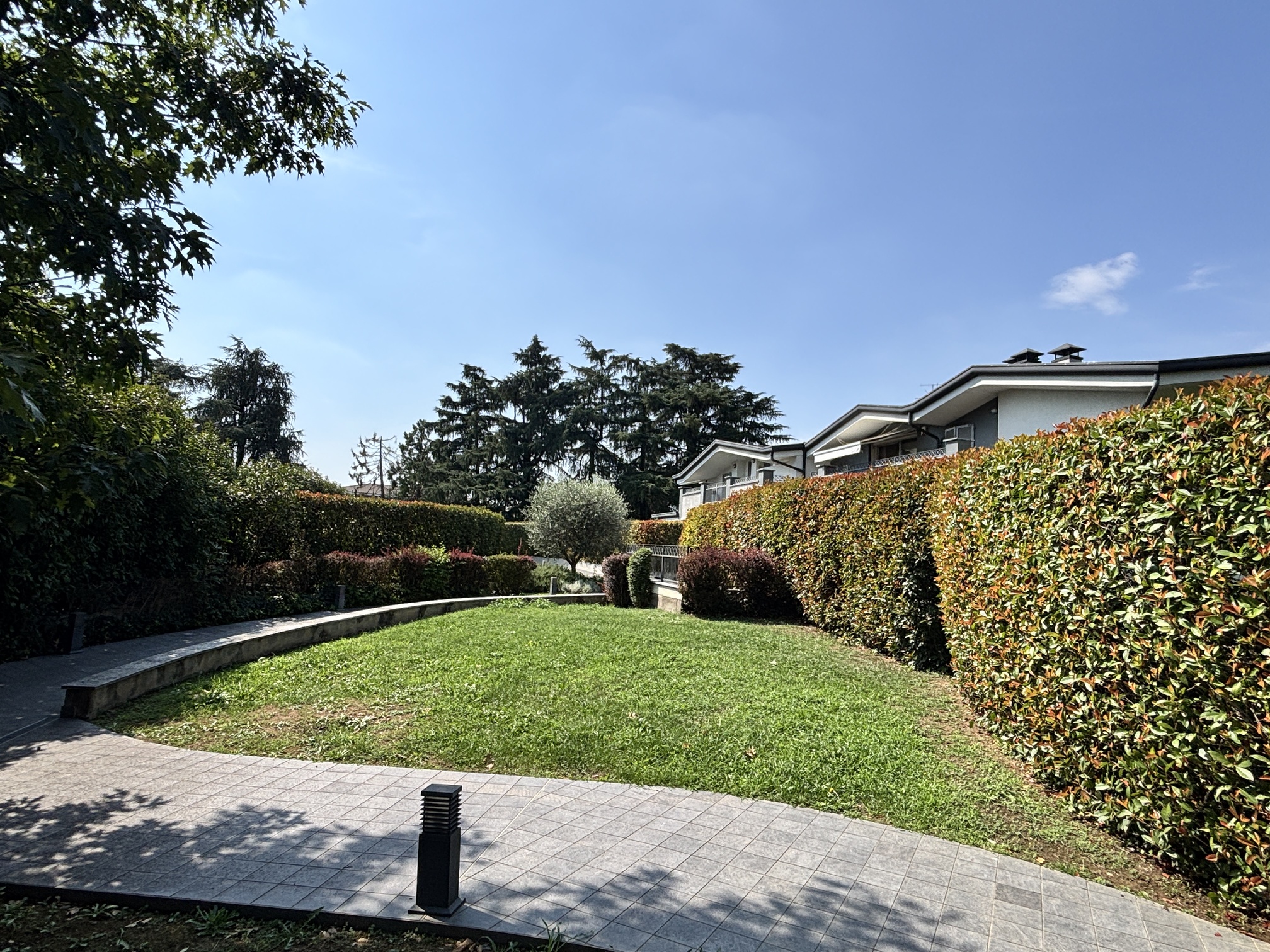 Concorezzo una casa da vivere tra giardino, portico e piscina (7)