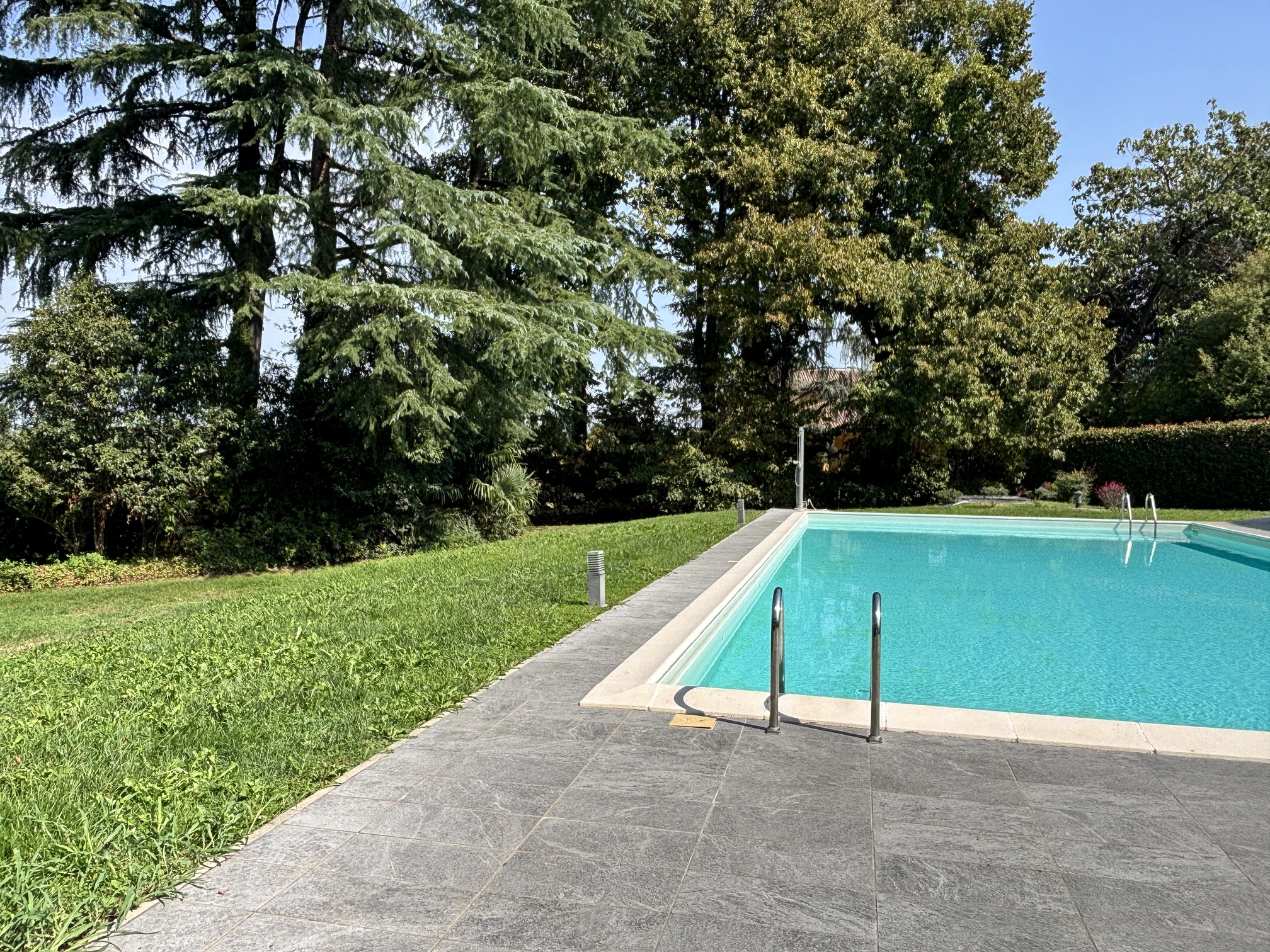 Concorezzo una casa da vivere tra giardino, portico e piscina (9)